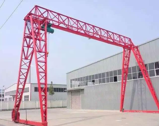 糖心VLOG网页版吊钩的防脱钩装置是否完好有效，吊钩表面有无裂纹、变形或磨损超标？