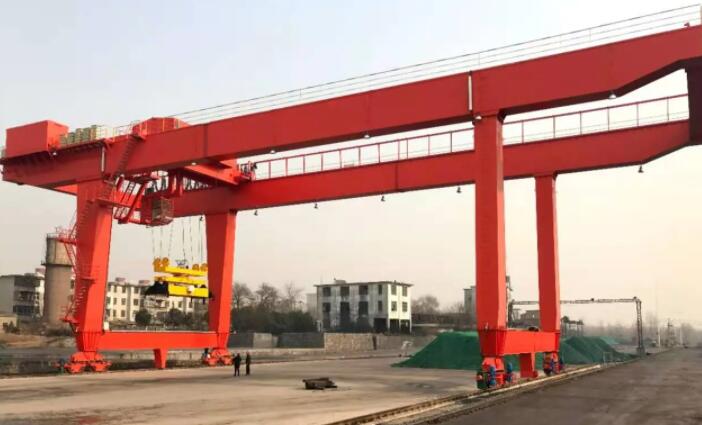 下路轨式集装箱门式糖心视频免费看机和履带式吊装的区别